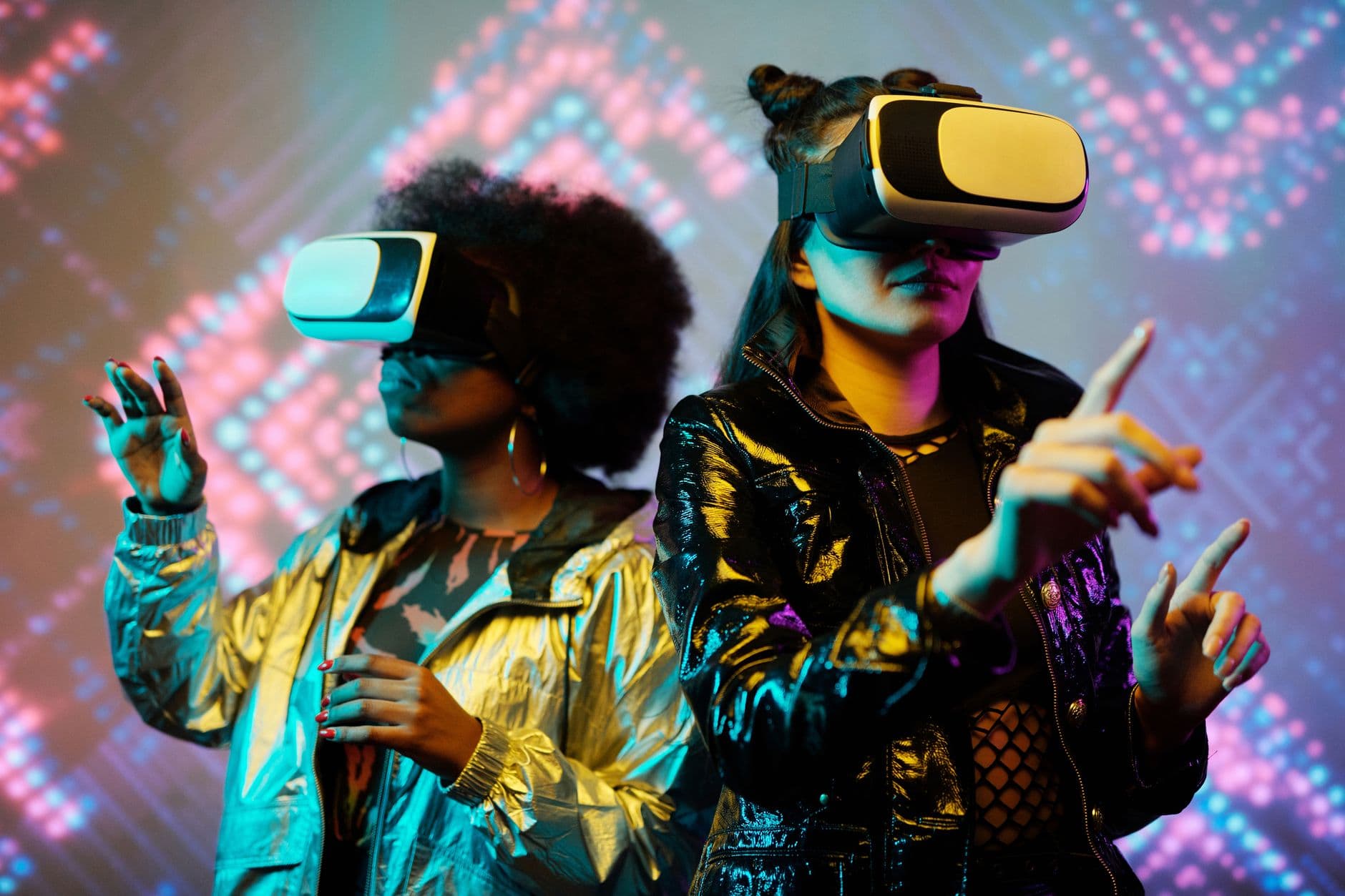 أسئلة شارحة: تأثير التكنولوجيا الغامرة (Immersive Technology) على التفاعل الاجتماعي والعلاقات الإنسانية