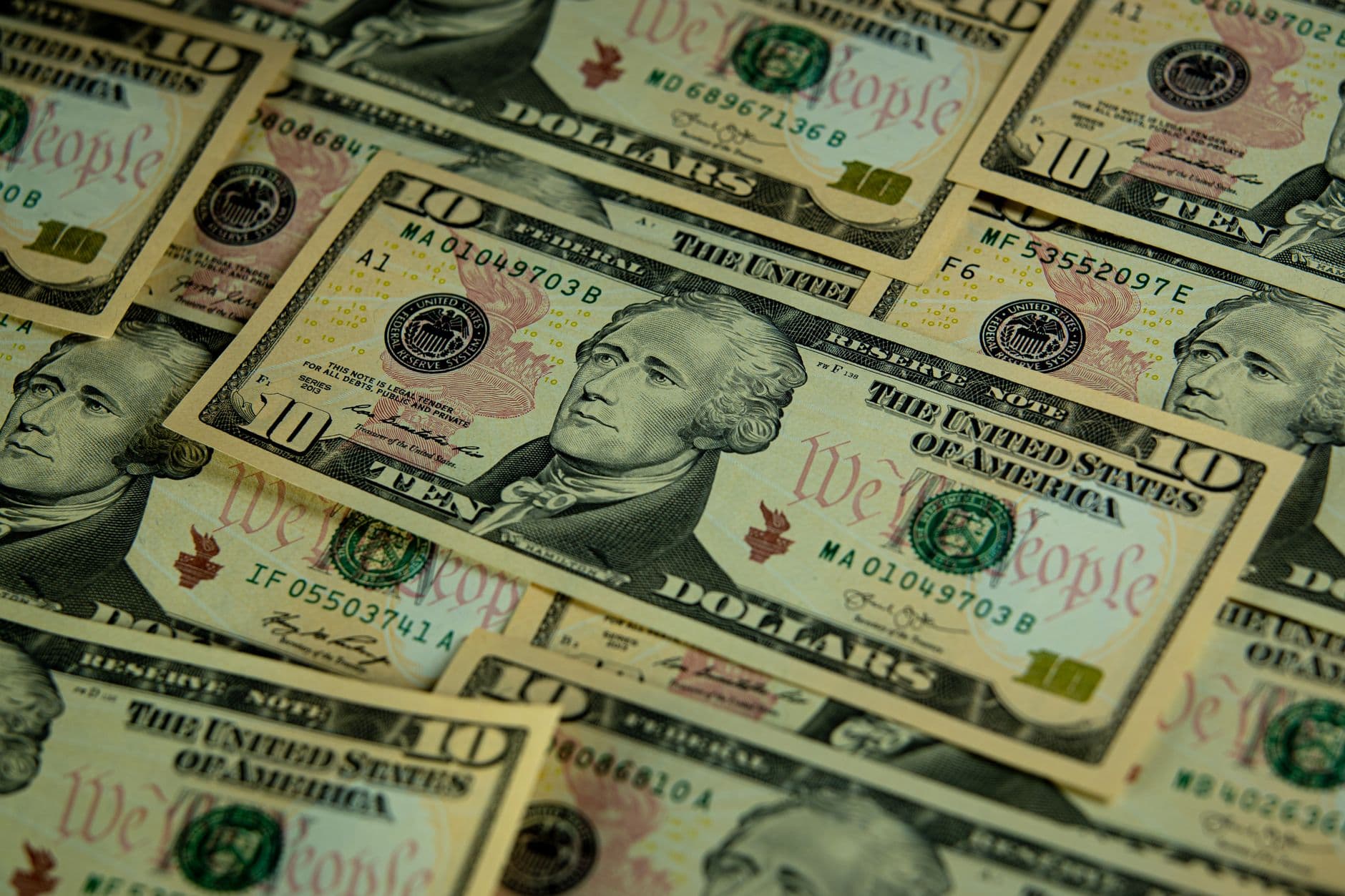 الولايات المتحدة تفرض تعريفات بنسبة 10-12.5% على 60 دولة
