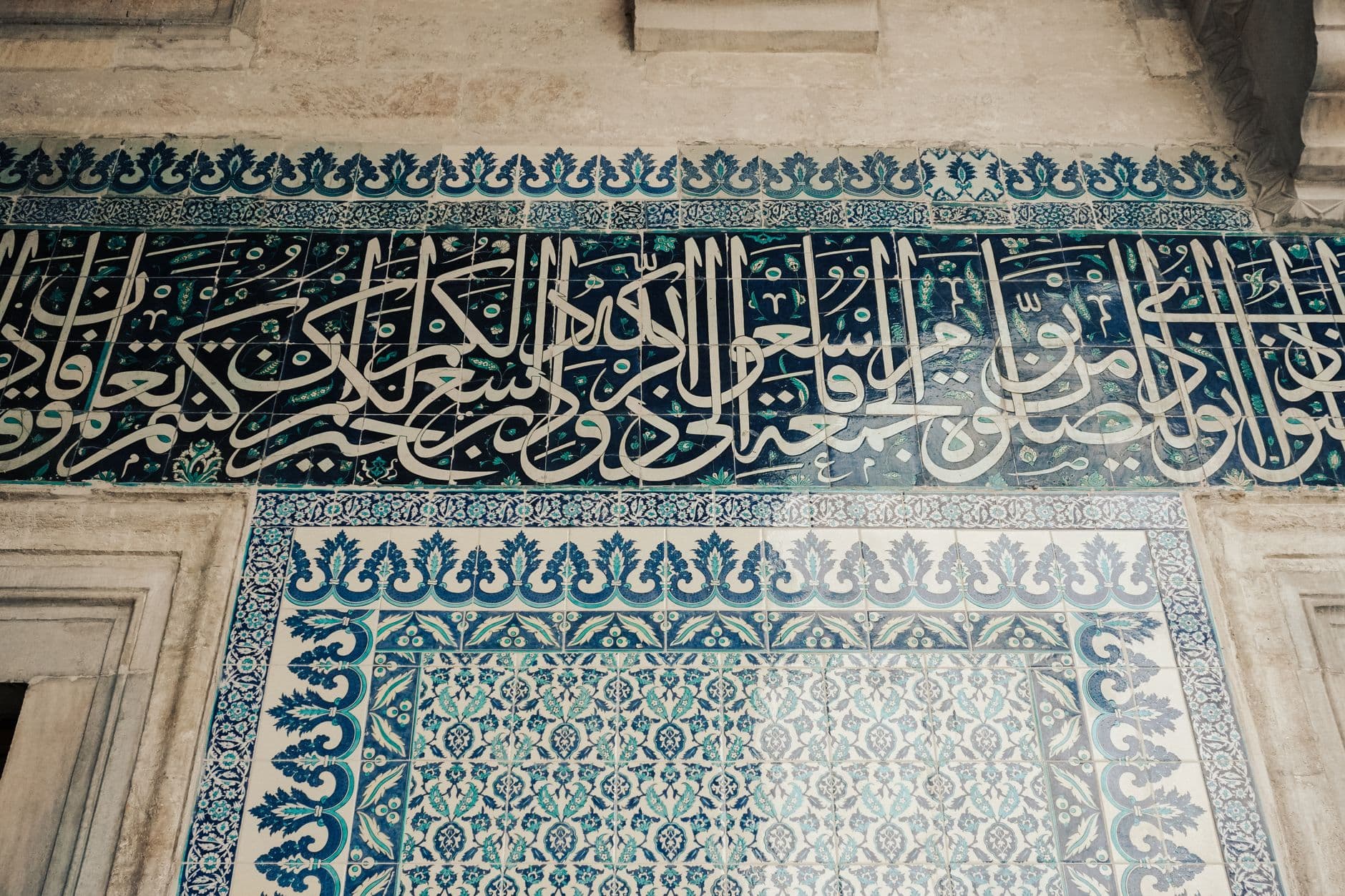 الخط العربي و الخط اللاتيني: بين الأصالة و العالمية