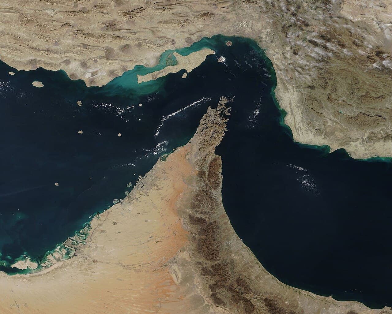 هل أغلقت إيران مضيق هرمز فعلاً؟