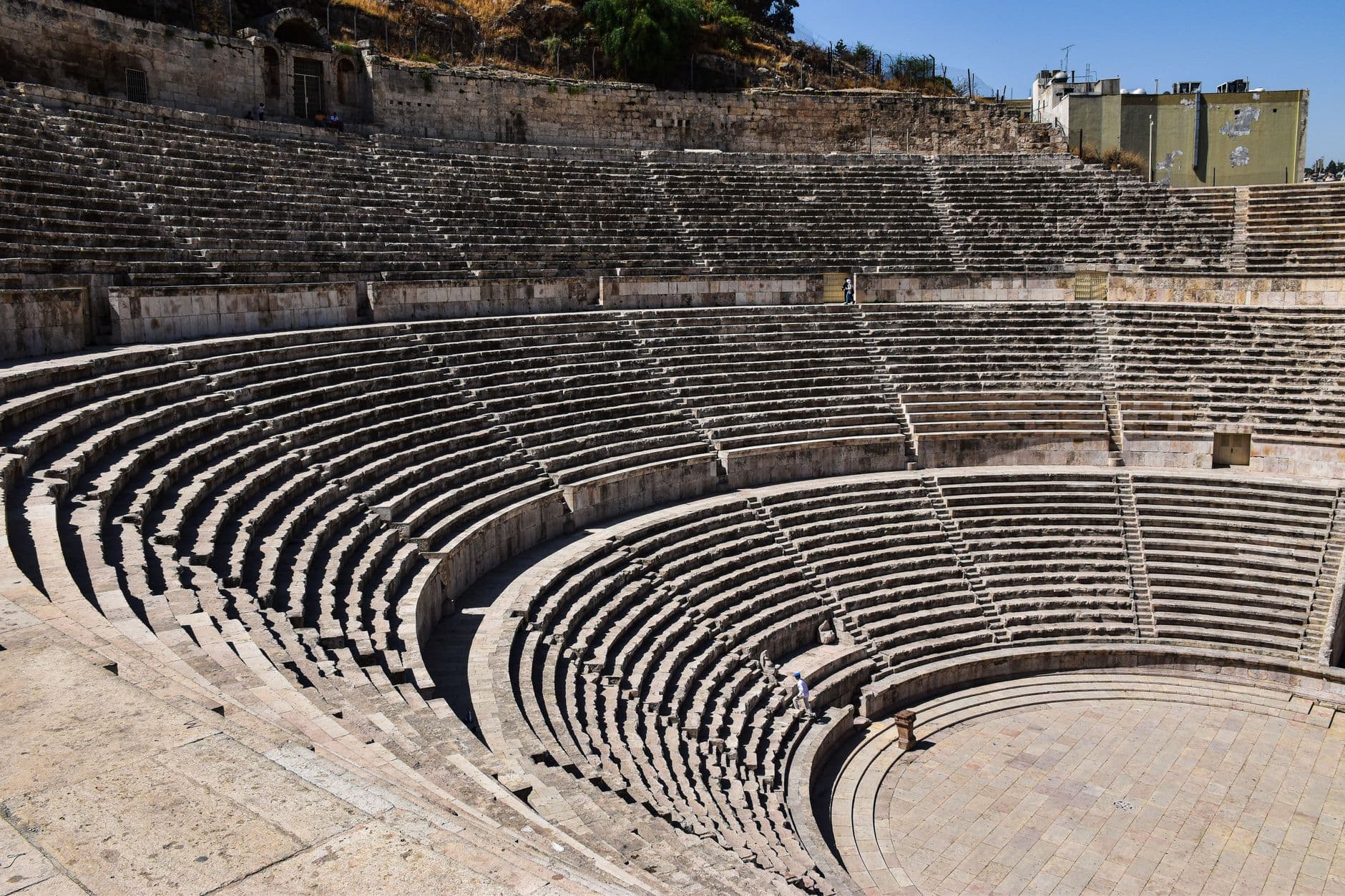 المسرح العربي: رحلة من النشأة إلى التجديد (القرن التاسع عشر - 2026)
